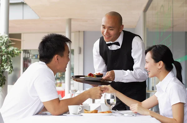 Pareja buscando en restaurante — Foto de Stock