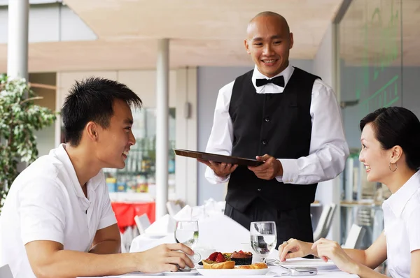 Pareja buscando en restaurante — Foto de Stock