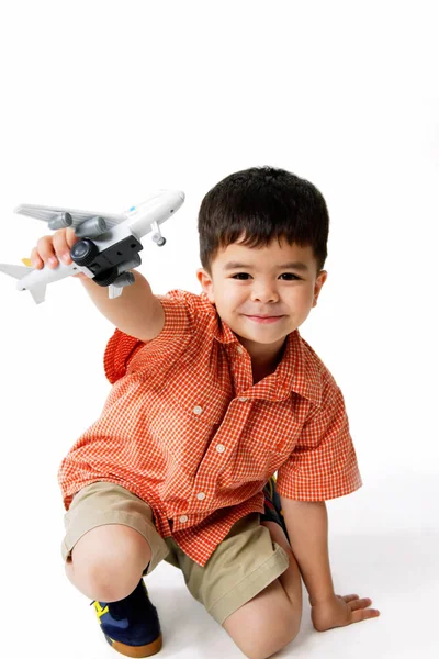 Kleiner Junge mit Spielzeug — Stockfoto