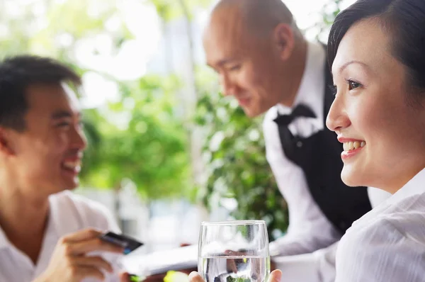 Pareja buscando en restaurante — Foto de Stock