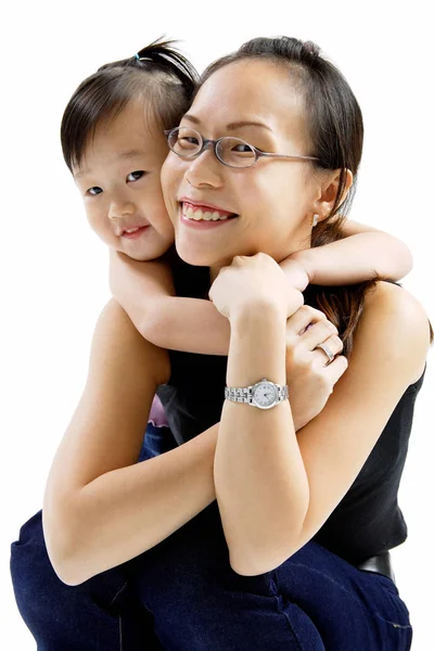 Madre e hija abrazando — Foto de Stock