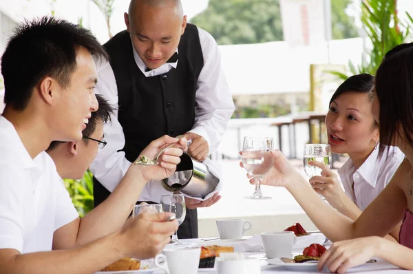 Gruppe von Freunden beim Mittagessen — Stockfoto