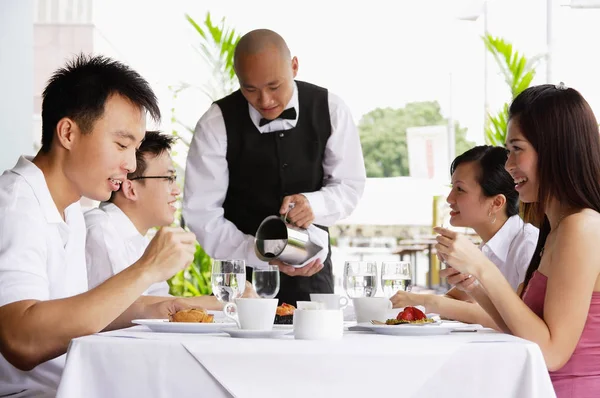 Grupo de amigos almorzando — Foto de Stock