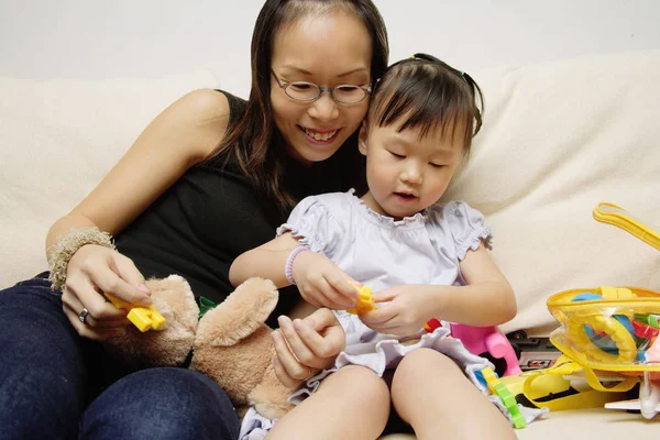 Mãe e filha no sofá — Fotografia de Stock