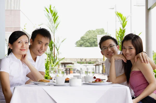 Groep vrienden na de lunch — Stockfoto