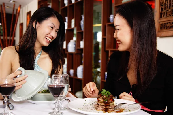 Mujeres con comida en el restaurante — Foto de Stock