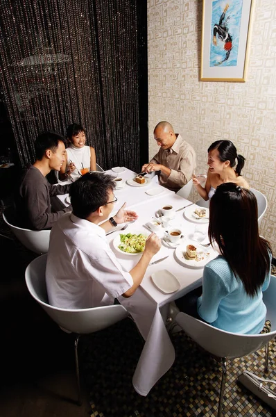 Gruppe von Freunden beim Essen — Stockfoto
