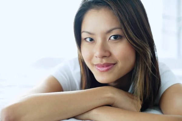 Femme souriant à la caméra — Photo