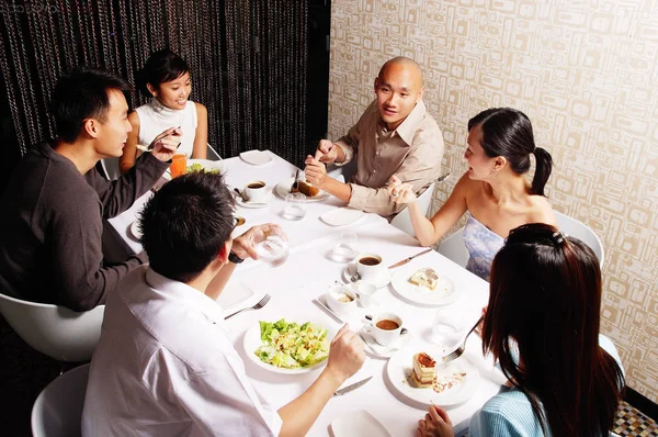 Coppie che mangiano al ristorante — Foto Stock