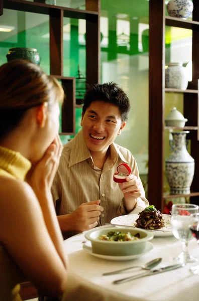 Pareja en restaurante, hombre proponiendo — Foto de Stock