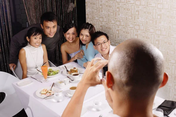 Grupo de amigos posando para la foto — Foto de Stock