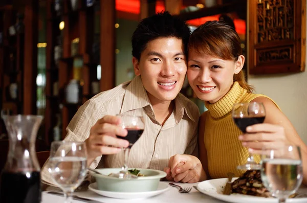 Pareja sonriendo a la cámara — Foto de Stock