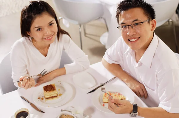 Paar isst Dessert im Restaurant — Stockfoto