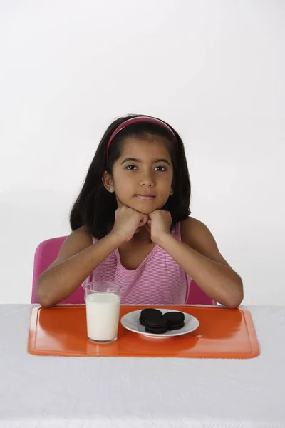 Dziewczyna z mlekiem i pliki cookie — Zdjęcie stockowe