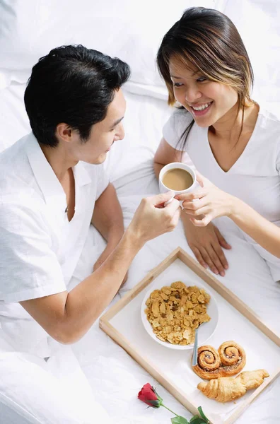 Coppia che fa colazione — Foto Stock