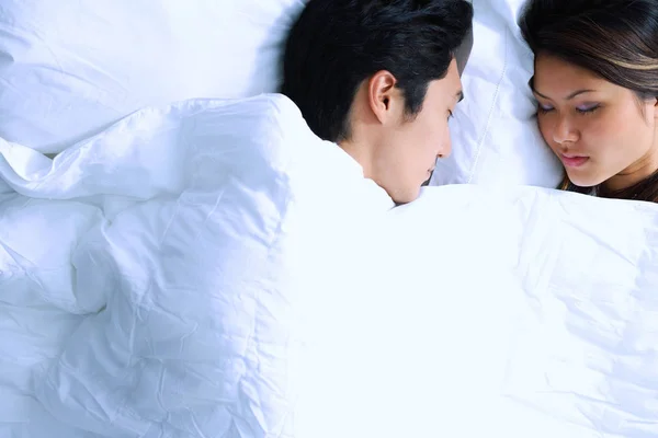 Couple dormant sur le lit — Photo