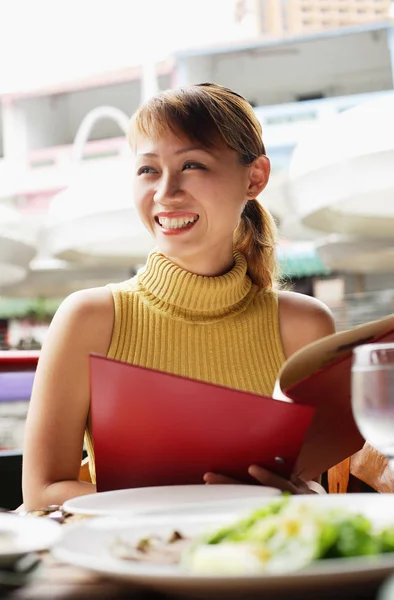 Frau im Café, hält Menü — Stockfoto