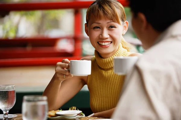 Paar im Café, Tassen in der Hand — Stockfoto