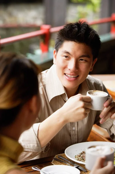 Paar im Café, Mann hält Tasse — Stockfoto