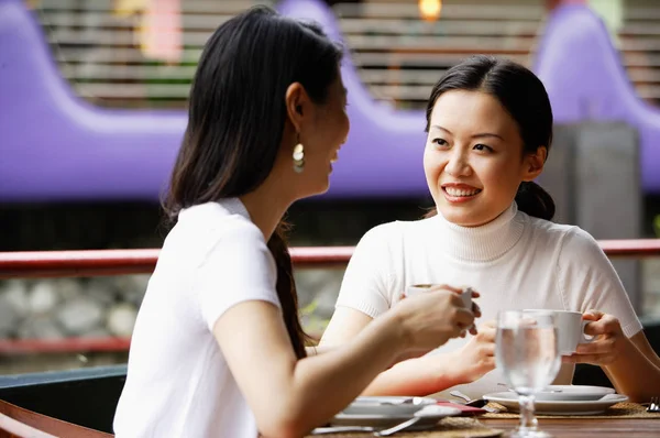 Frauen im Café, Getränke in der Hand — Stockfoto