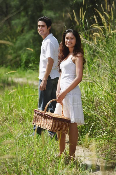 Coppia andando per un picnic — Foto Stock