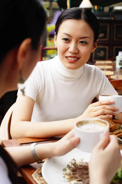 Mujeres sosteniendo tazas —  Fotos de Stock