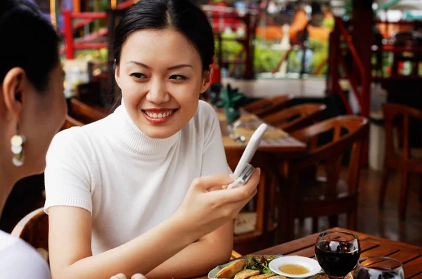 Donne sedute nel caffè — Foto Stock