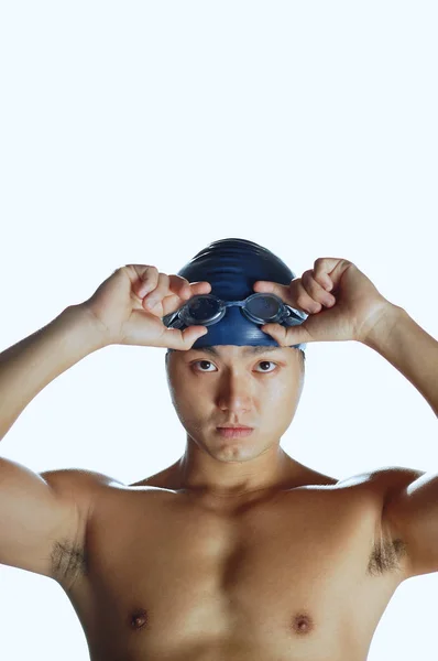 Homem tocando óculos de natação — Fotografia de Stock