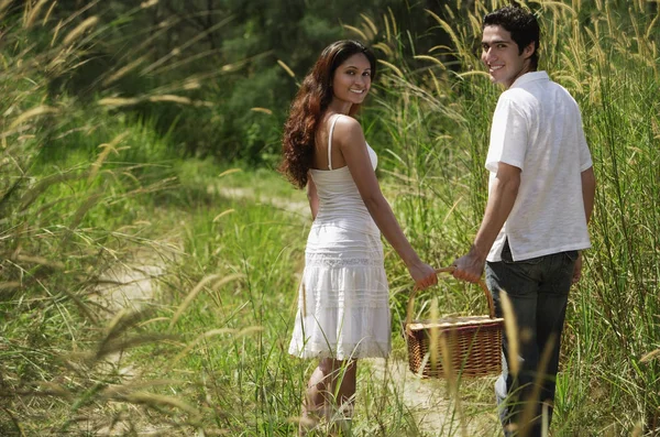 Coppia andando per un picnic — Foto Stock