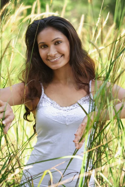 Giovane donna in erba alta — Foto Stock