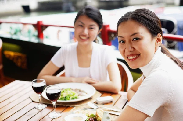 Dos mujeres sentadas a la mesa — Foto de Stock