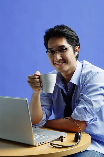 Mann som sitter foran en bærbar datamaskin – stockfoto