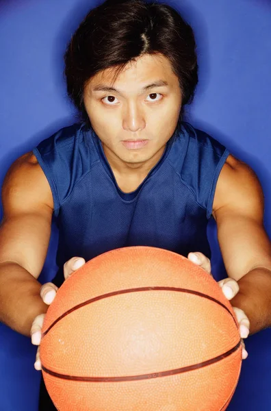 Adam tutarak basketbol — Stok fotoğraf