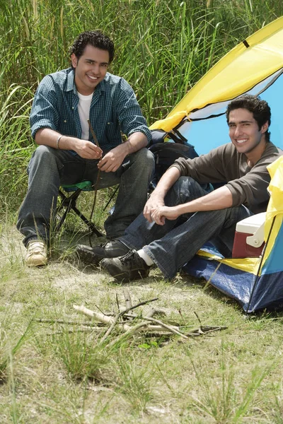 Two friends camping — Stock Photo, Image