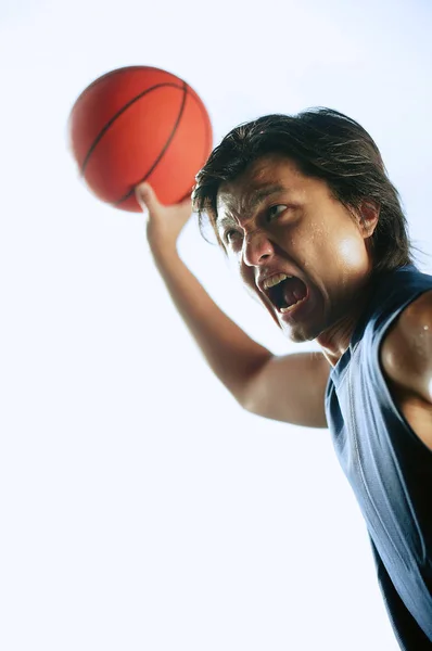 Homem segurando basquete — Fotografia de Stock