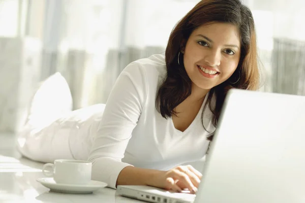 Femme utilisant un ordinateur portable Images De Stock Libres De Droits
