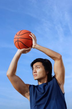 Adam basketbol hedefleyen