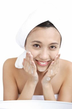 Yüzünü yıkayan kadın.