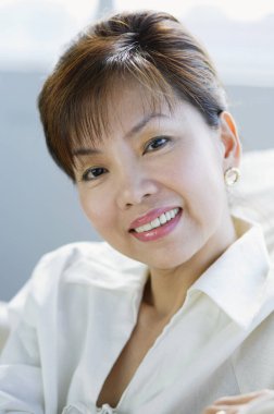 gülümseyen kadın portresi