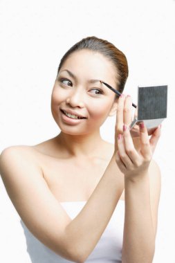 Kaş kalemi kullanan genç kadın