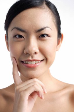 Kameraya bakan kadın.