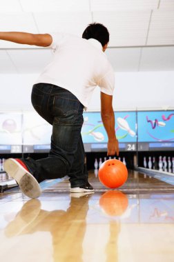 adam tutarak bowling topu 