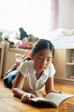 Yerde yatarken kız yatak odasında,