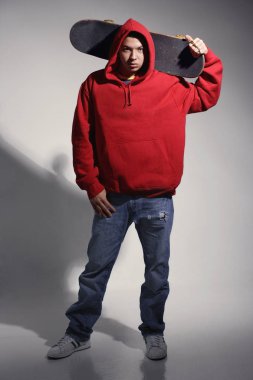 adam giyen kırmızı kapüşonlu sweatshirt 