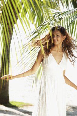 Hindistan cevizi ağaçlarının altında kadın