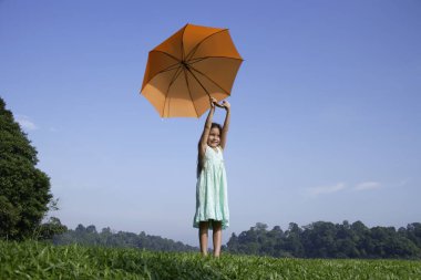 Şemsiyeli küçük kız