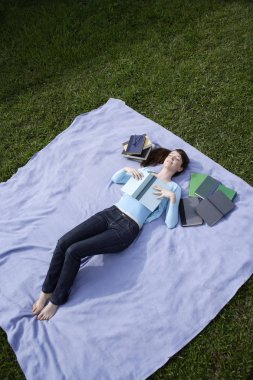 Genç kadın parkta yalancılık aşağı 