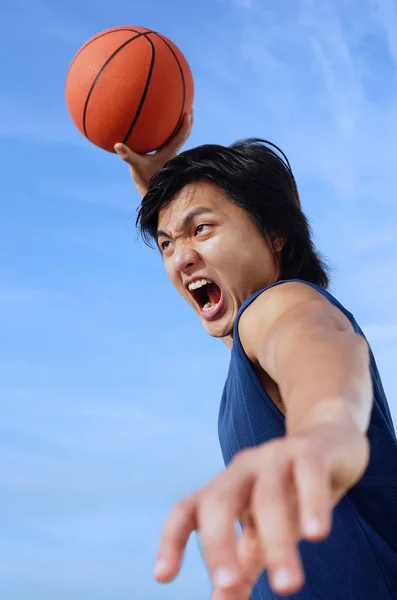 Homem segurando basquete — Fotografia de Stock