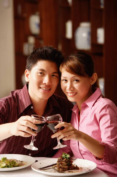 Couple toasting avec verres à vin — Photo