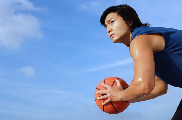 Чоловік тримає баскетбольний — стокове фото